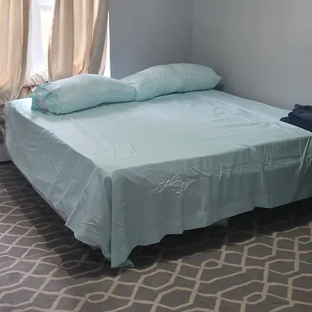 Room In A Beach House With King Size Bed In A Landlord Hosted Three Bedroom Apartment New York Exterior photo