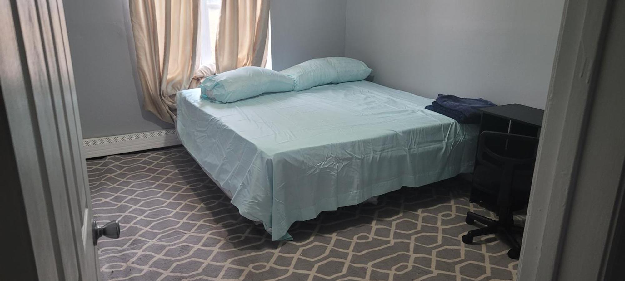 Habitación en casa particular In A House With King Size Bed In A Landlord Hosted Three Bedroom Nueva York