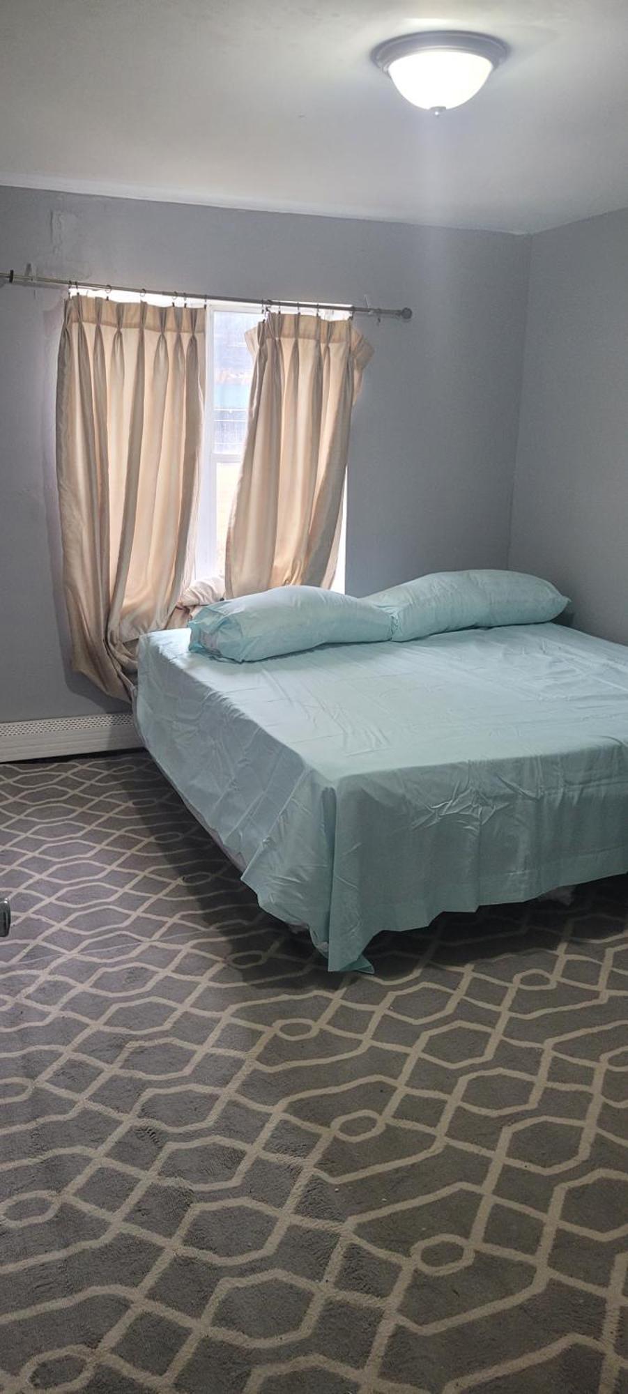 In A House With King Size Bed In A Landlord Hosted Three Bedroom Habitación en casa particular