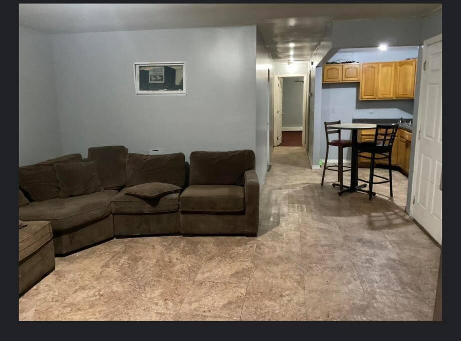 In A House With King Size Bed In A Landlord Hosted Three Bedroom Privatunterkunft *